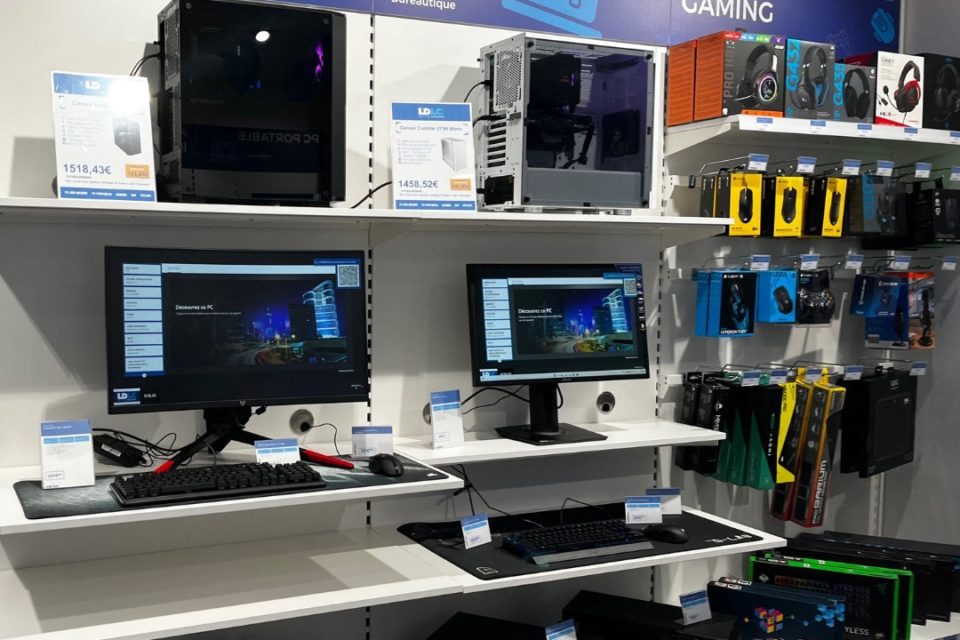 Technicien réparant un PC