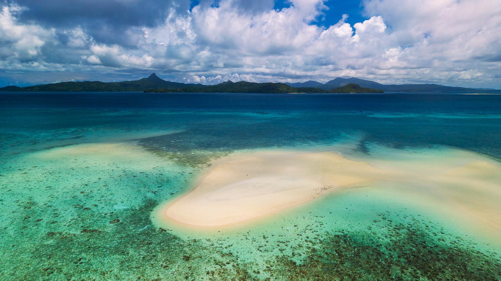 Technicien réparant un PC